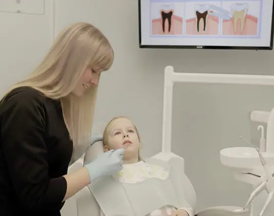 Sealing fissures in children photo