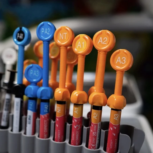 Реставрация зубов фотополимером фото